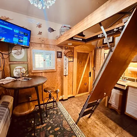 Tiny House, Wifi,Hot Tub,Secluded Villa